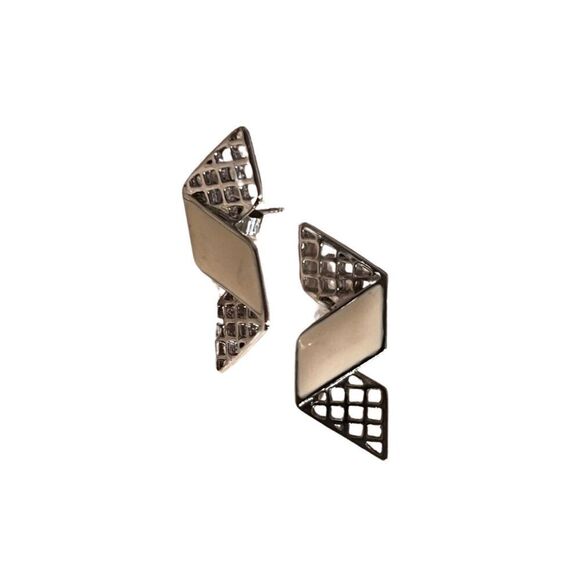Vintage Cream & Silver Zig Zag Geometric Stud Earrings - Picture 6 of 7